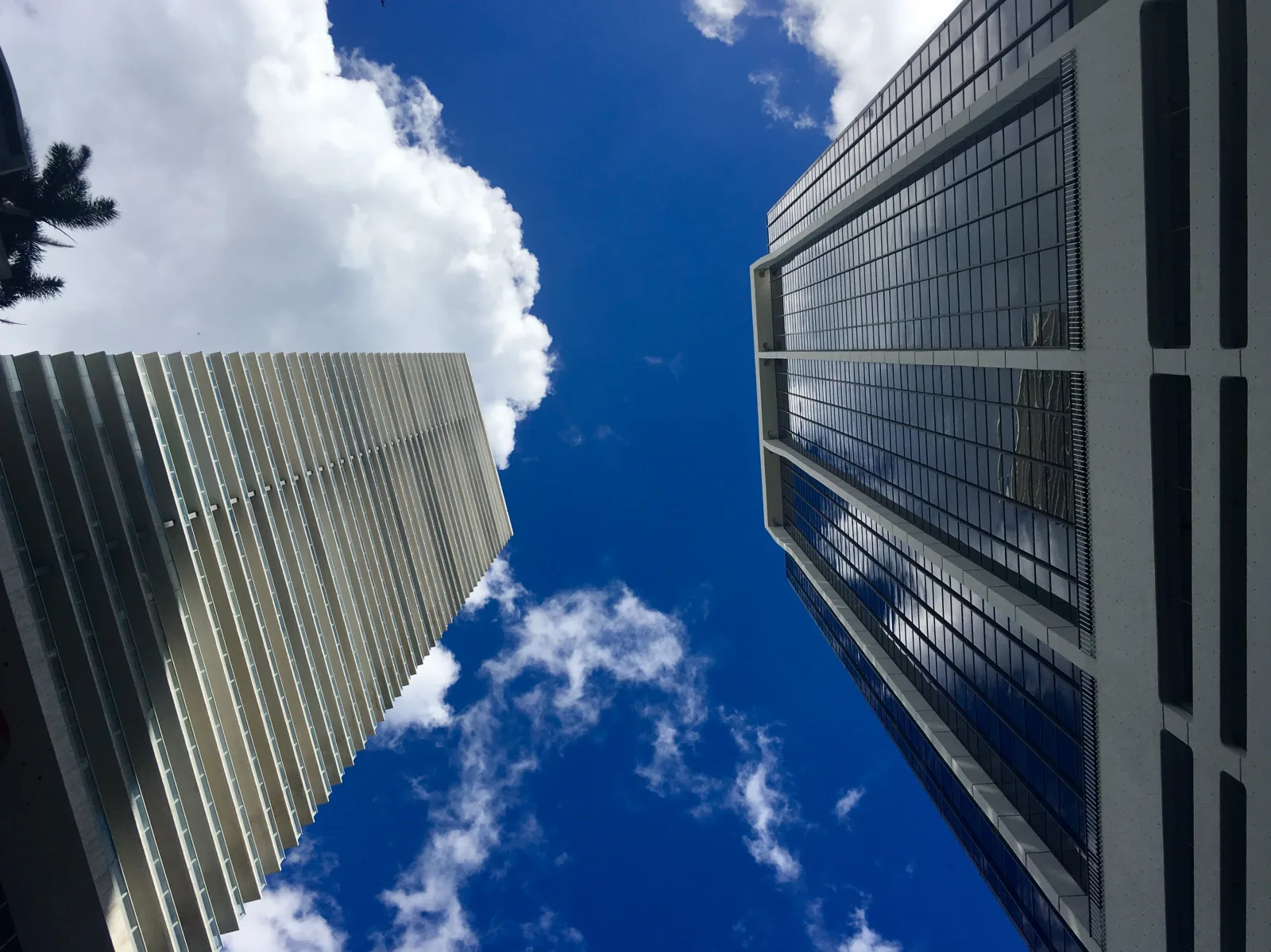 Wolkenkratzer und blauer Himmel in Miami